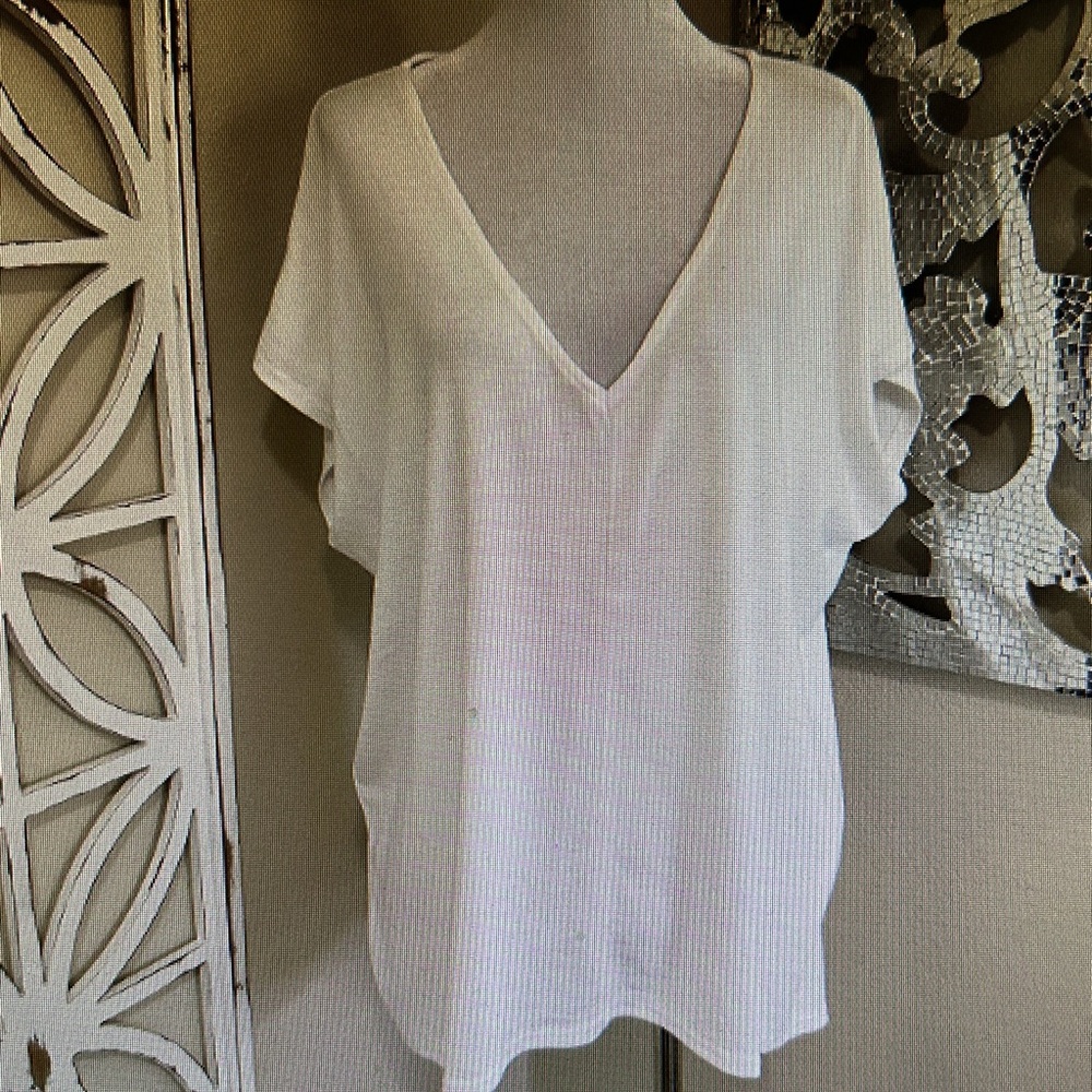 Market and Spruce Ivory V-Neck Cap Sleeve Top